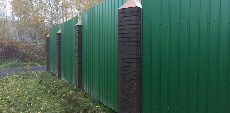 Заборы на декоративных столбах